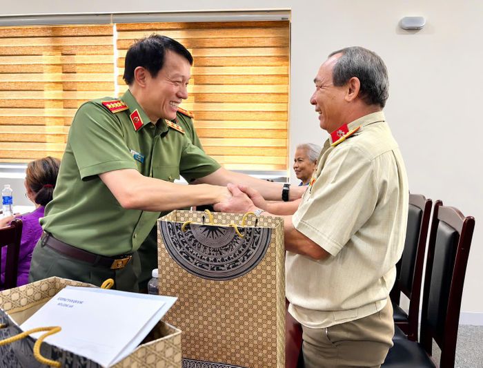 Đại tướng Lương Tam Quang thăm hỏi, động viên các thương, bệnh binh ở Trung tâm Điều dưỡng người có công tỉnh Gia Lai.