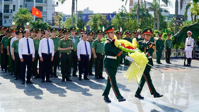 Đoàn công tác do Bộ trưởng Bộ Công an Lương Tam Quang dẫn đầu đến dâng hoa, dâng hương tại Nghĩa trang Liệt sĩ Quy Nhơn.