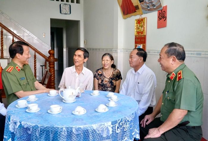 Quang cảnh buổi thăm, tặng quà gia đình thương binh Nguyễn Văn Thiệt.