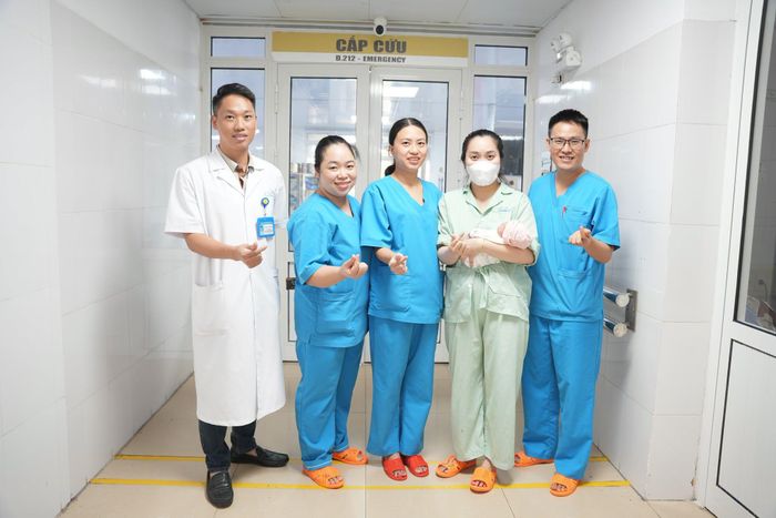 Bé sinh cực non được xuất viện sau hơn 3 tháng điều trị. Ảnh: BVCC