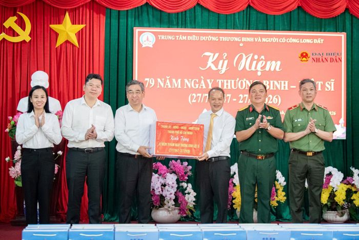Phó Bí thư Thành ủy, Chủ tịch Ủy ban MTTQ Việt Nam Thành phố Hồ Chí Minh Nguyễn Phước Lộc trao quà tặng Trung tâm điều dưỡng Người có công Long Đất