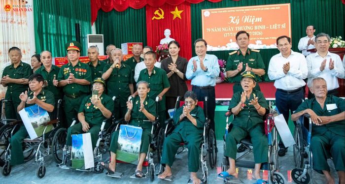 Chủ tịch Quốc hội Trần Thanh Mẫn và các đại biểu với các thương binh, bệnh binh tại Trung tâm điều dưỡng Người có công Long Đất, xã Long Hải
