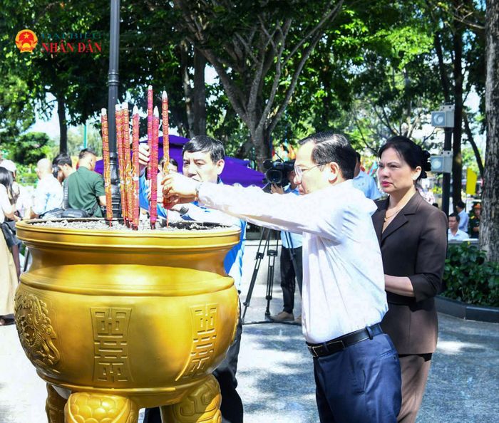 Tổng Thư ký Quốc hội, Chủ nhiệm Văn phòng Quốc hội Lê Quang Mạnh dâng hương, hoa tại tượng đài Anh hùng lực lượng vũ trang nhân dân, liệt sĩ Võ Thị Sáu