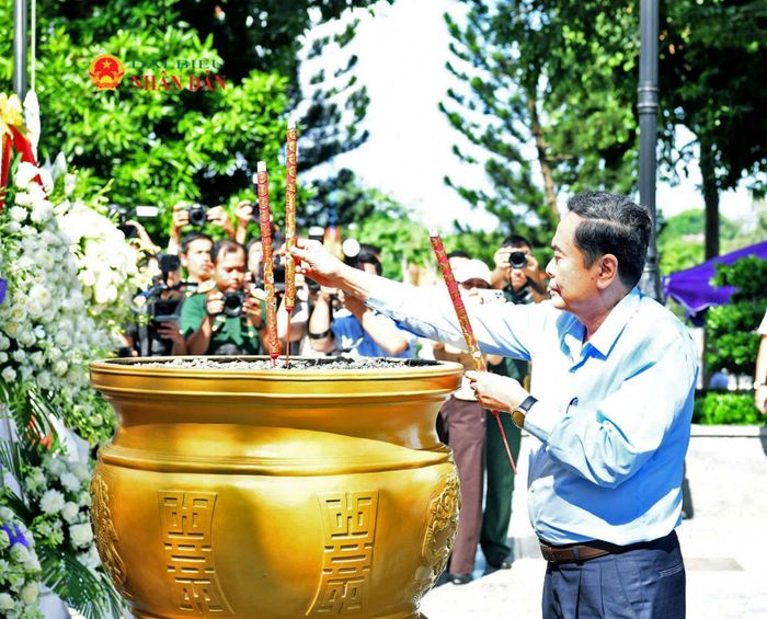 Chủ tịch Quốc hội Trần Thanh Mẫn dâng hương tại tượng đài Anh hùng lực lượng vũ trang nhân dân, liệt sĩ Võ Thị Sáu