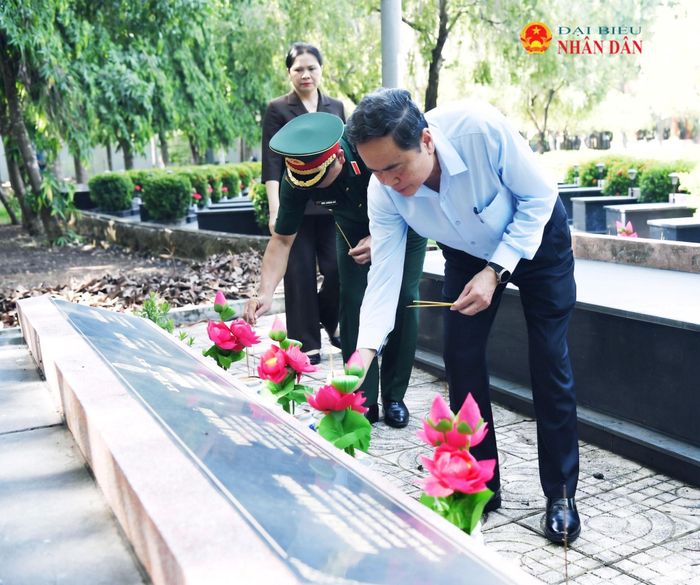 Chủ tịch Quốc hội Trần Thanh Mẫn dâng hương tưởng niệm các Anh hùng liệt sĩ tại Nghĩa trang Liệt sĩ Long Điền Đất Đỏ