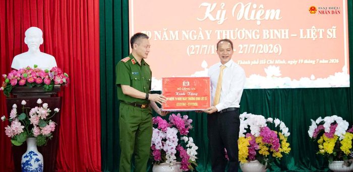 Thứ trưởng Bộ Công An Nguyễn Ngọc Lâm trao quà tặng Trung tâm điều dưỡng Người có công Long Đất