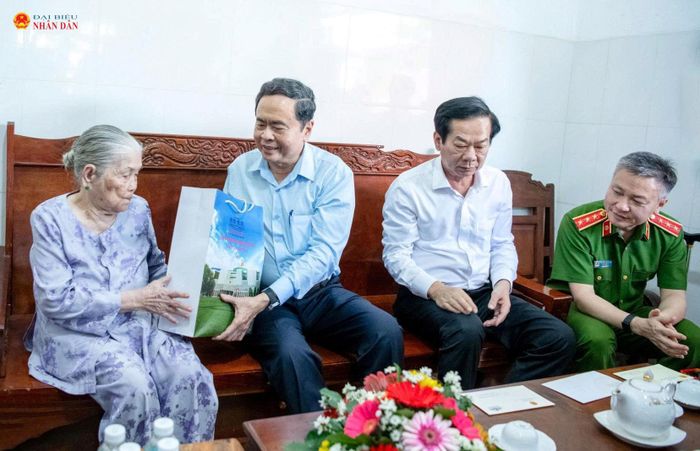 Chủ tịch Quốc hội Trần Thanh Mẫn và Đoàn công tác thăm, tặng quà mẹ Việt Nam Anh hùng Trần Thị Lưỡng
