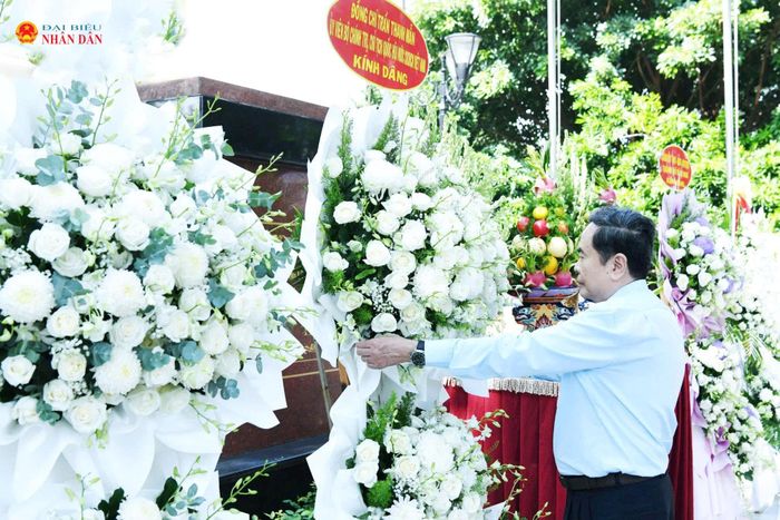 Chủ tịch Quốc hội Trần Thanh Mẫn dâng hương, dâng hoa tại tượng đài Anh hùng lực lượng vũ trang nhân dân, liệt sĩ Võ Thị Sáu