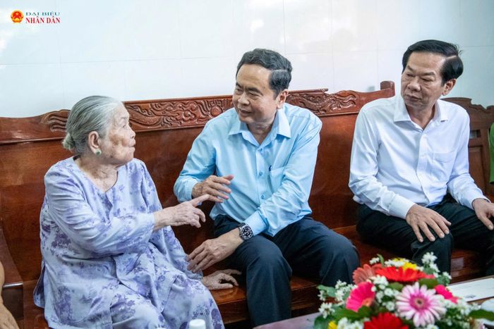 Chủ tịch Quốc hội Trần Thanh Mẫn và Đoàn công tác thăm, tặng quà mẹ Việt Nam Anh hùng Trần Thị Lưỡng