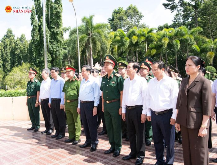 Chủ tịch Quốc hội Trần Thanh Mẫn và các đại biểu dâng hương tại tượng đài Anh hùng lực lượng vũ trang nhân dân, liệt sĩ Võ Thị Sáu