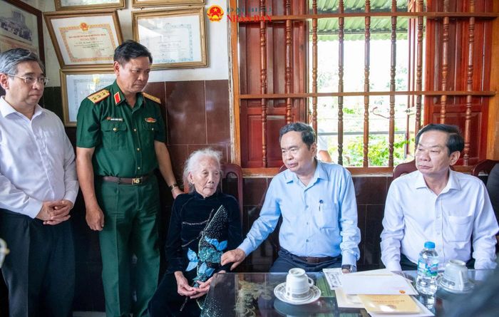 Chủ tịch Quốc hội Trần Thanh Mẫn và Đoàn công tác thăm, tặng quà mẹ Việt Nam Anh hùng Trần Thị Trinh