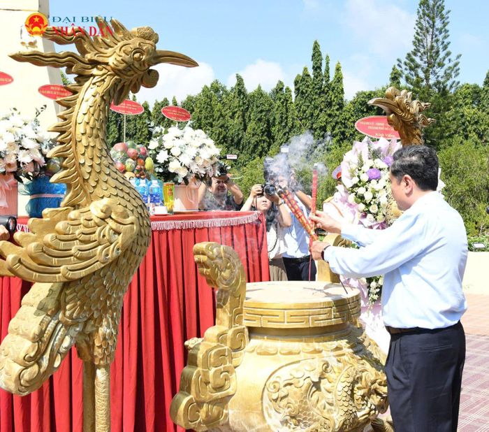 Chủ tịch Quốc hội Trần Thanh Mẫn dâng hương tưởng niệm các Anh hùng liệt sĩ tại Nghĩa trang Liệt sĩ Long Điền Đất Đỏ