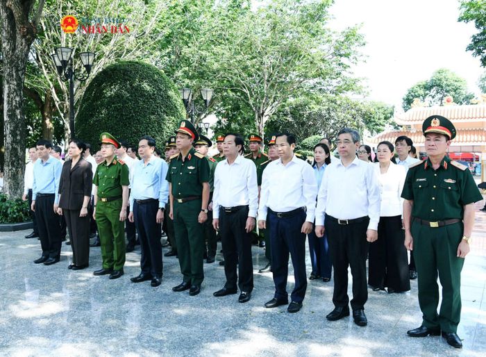 Chủ tịch Quốc hội Trần Thanh Mẫn và các đại biểu dâng hương tưởng niệm các Anh hùng liệt sĩ tại Nghĩa trang Liệt sĩ Long Điền Đất Đỏ