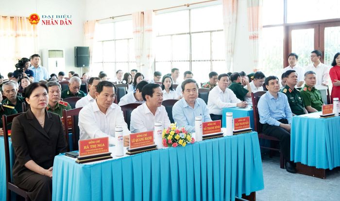 Chủ tịch Quốc hội Trần Thanh Mẫn và các đại biểu thăm, tặng quà tại Trung tâm điều dưỡng Người có công Long Đất, xã Long Hải