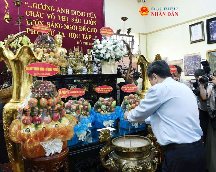 Chủ tịch Quốc hội Trần Thanh Mẫn dâng hương tại nhà tưởng niệm Anh hùng lực lượng vũ trang nhân dân, liệt sĩ Võ Thị Sáu