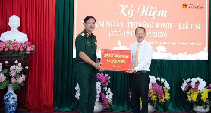 Thứ trưởng Bộ Quốc phòng Nguyễn Trường Thắng trao quà tặng tại Trung tâm điều dưỡng Người có công Long Đất
