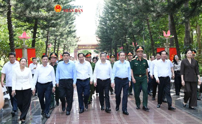 Chủ tịch Quốc hội Trần Thanh Mẫn và các đại biểu đến dâng hương tại Nghĩa trang Liệt sĩ Long Điền Đất Đỏ