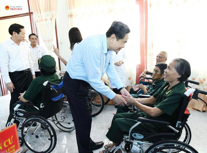 Chủ tịch Quốc hội Trần Thanh Mẫn thăm hỏi các thương binh, bệnh binh tại Trung tâm điều dưỡng Người có công Long Đất, xã Long Hải