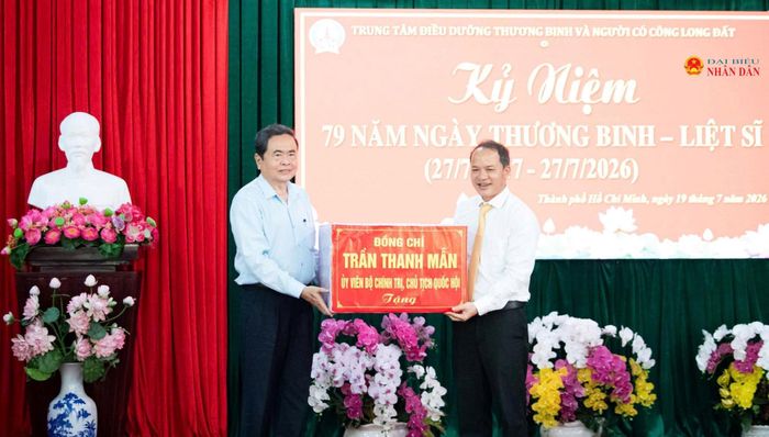 Chủ tịch Quốc hội Trần Thanh Mẫn trao quà tặng Trung tâm điều dưỡng Người có công Long Đất