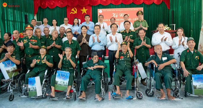 Chủ tịch Quốc hội Trần Thanh Mẫn và các đại biểu với các thương binh, bệnh binh tại Trung tâm điều dưỡng Người có công Long Đất, xã Long Hải