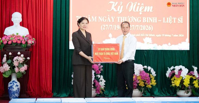 Phó Chủ tịch - Tổng Thư ký Ủy ban Trung ương MTTQ Việt Nam Hà Thị Nga trao quà tặng Trung tâm điều dưỡng Người có công Long Đất
