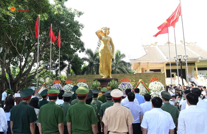 Các đại biểu dâng hương, hoa tại tượng đài Anh hùng lực lượng vũ trang nhân dân, liệt sĩ Võ Thị Sáu