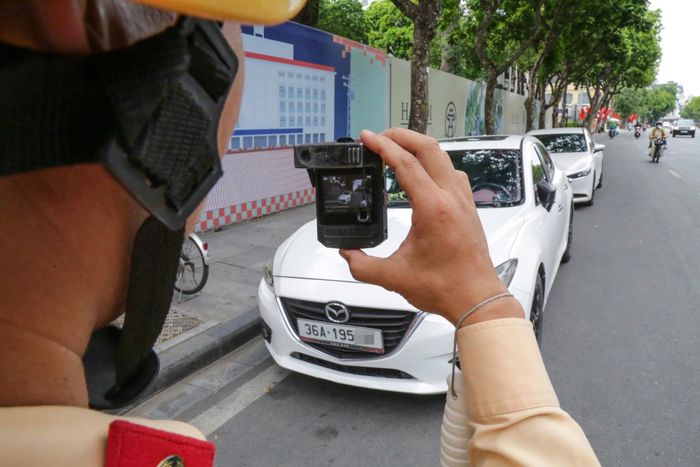 CSGT sử dụng camera nghiệp vụ ghi hình các trường hợp vi phạm
