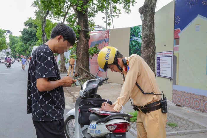 Làm việc với lực lượng chức năng, người này cho biết chỉ dừng xe để vứt chai nước và không để ý biển báo