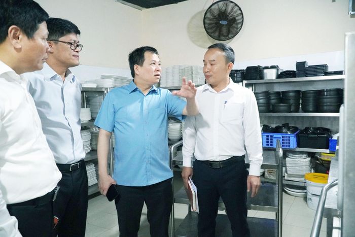 Đoàn công tác kiểm tra khu vực bếp