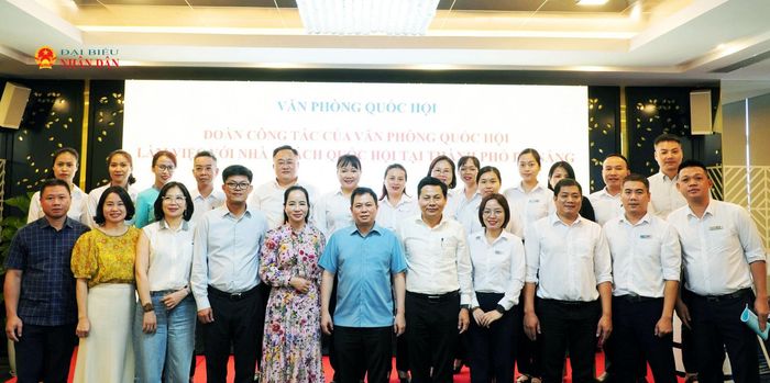 Đoàn công tác chụp ảnh lưu niệm cùng cán bộ, nhân viên Nhà khách Quốc hội tại Đà Nẵng