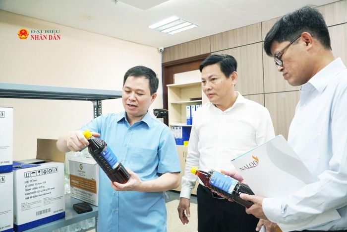 Phó Chủ nhiệm Văn phòng Quốc hội, Trợ lý Chủ tịch Quốc hội Nguyễn Tiến Khoa cùng đoàn công tác khảo sát thực tế khu vực kho hàng của Nalod