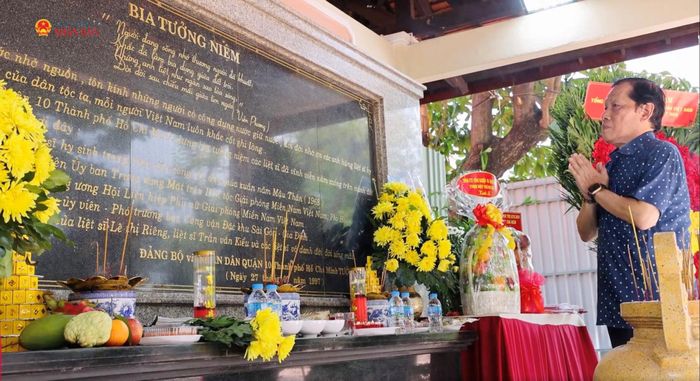 Ông Lê Chí Công thắp hương trước bia tưởng niệm liệt sĩ Lê Thị Riêng và liệt sĩ Trần Văn Kiểu