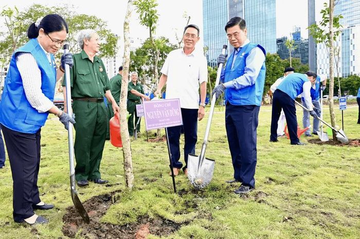 Lãnh đạo TP. Hồ Chí Minh hưởng ứng chương trình trồng 1 triệu cây xanh. Ảnh: Văn Minh