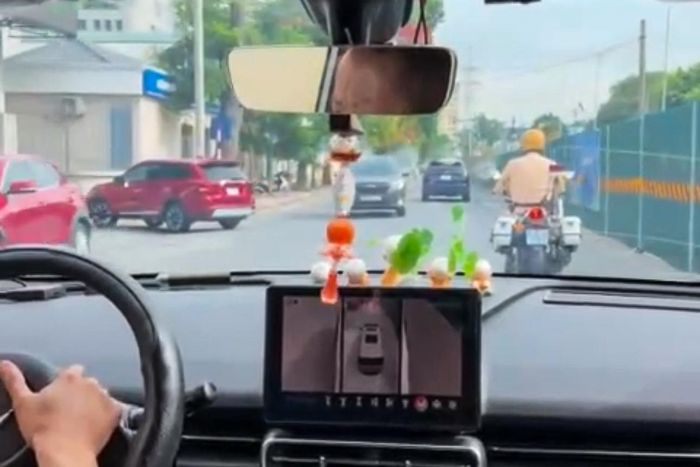 Tổ công tác sử dụng xe chuyên dụng mở đường cho xe chở sản phụ