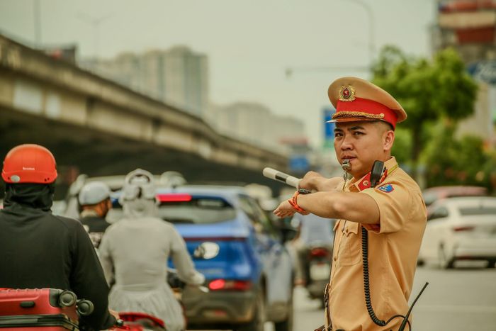 CSGT làm nhiệm vụ tại một nút giao thông của Thủ Đô
