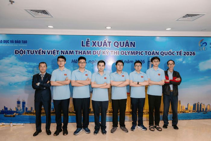 Đoàn học sinh Việt Nam tham gia kỳ thi IMO 2026. Từ trái qua phải: Thầy Nguyễn Chu Gia Vượng, các em Phạm Đăng Nguyên, Hà Mạnh Hùng, Nguyễn Lê Nhật Nam, Nguyễn Đình Tùng, Trần Đại Thành Danh, Nguyễn Hoàng Phương, thầy Lê Bá Khánh Trình. Ảnh: Bộ GD-ĐT