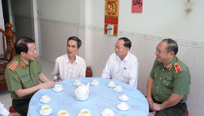 Bộ trưởng Lương Tam Quang thăm ông Nguyễn Văn Thiệt ở phường Quy Nhơn Đông – thương binh 100%