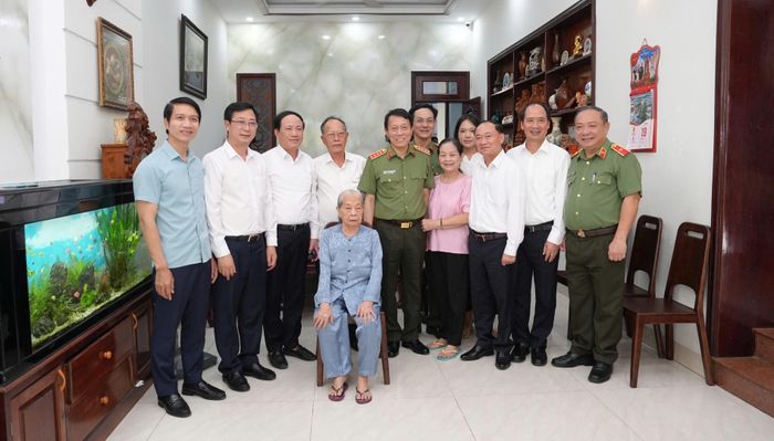 Bộ trưởng Lương Tam Quang thăm gia đình Đại tá Chế Trường, nguyên Giám đốc Công an tỉnh là thương binh 2/4,