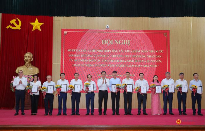 Kiểm toán nhà nước trao kỷ niệm chương Vì sự nghiệp KTNN