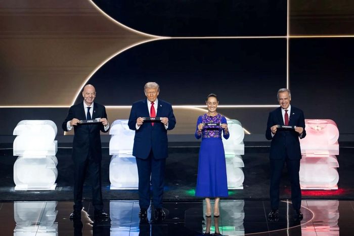 Chủ tịch FIFA Gianni Infantino, Tổng thống Mỹ Donald Trump, Tổng thống Mexico Claudia Sheinbaum và Thủ tướng Canada Mark Carney tại lễ bốc thăm chia bảng World Cup 2026, tháng 12/2025. Ảnh: Nhà Trắng
