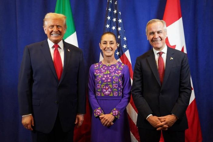 Tổng thống Mỹ Donald Trump, Tổng thống Mexico Claudia Sheinbaum và Thủ tướng Canada Mark Carney gặp nhau sau lễ bốc thăm chia bảng World Cup 2026, Washington, tháng 12/2025. Ảnh: Facebook Tổng thống Mexico
