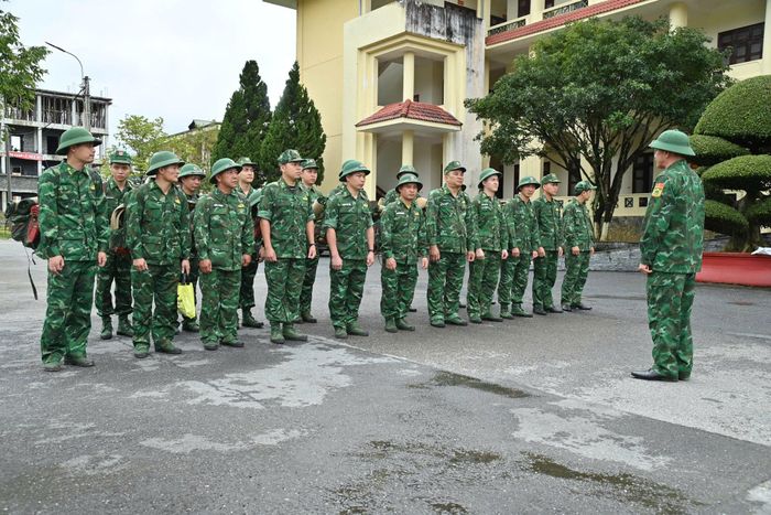 Các cán bộ, chiến sĩ nghiêm túc tiếp thu mệnh lệnh, thể hiện quyết tâm vượt mọi hiểm nguy vì sự an toàn của nhân dân vùng lũ.