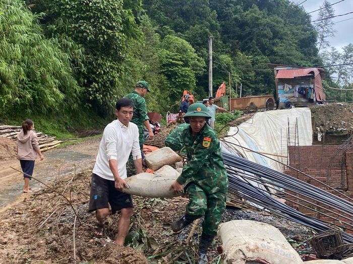 Bất chấp nguy cơ đất đá tiếp tục sạt lở nguy hiểm, đồng chí Phó đồn trưởng Đồn biên phòng Ka Lăng cùng 5 cán bộ, chiến sĩ có mặt kịp thời, giúp gia đình di chuyển toàn bộ vật liệu xây dựng và đồ dùng sinh hoạt ra nơi an toàn.
