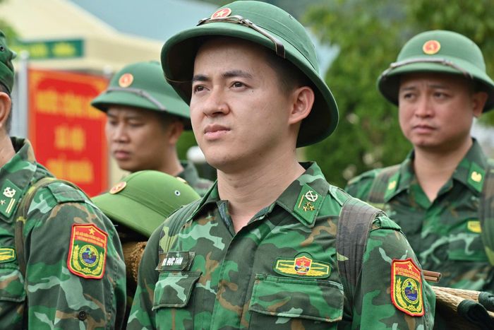 Cận cảnh ánh mắt kiên định và gương mặt đầy trách nhiệm của chiến sĩ biên phòng Lai Châu khi nhận mệnh lệnh cứu dân.