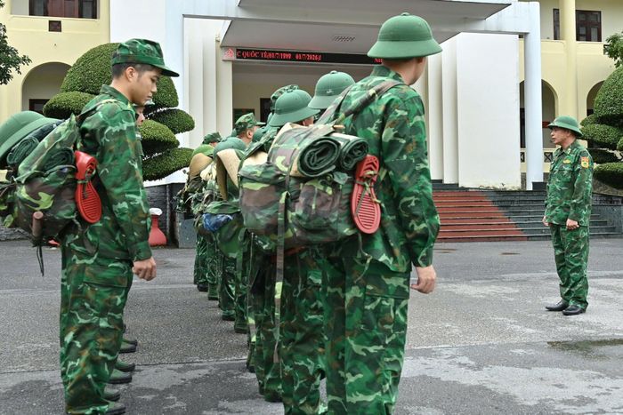 Đại tá Lê Công Thành, Phó chính ủy Ban chỉ huy Bộ đội Biên phòng tỉnh Lai Châu trực tiếp chủ trì giao nhiệm vụ khẩn, quán triệt tinh thần "giữ vững phẩm chất Bộ đội Cụ Hồ" cho lực lượng lên đường cứu nạn chiều ngày 18/7.