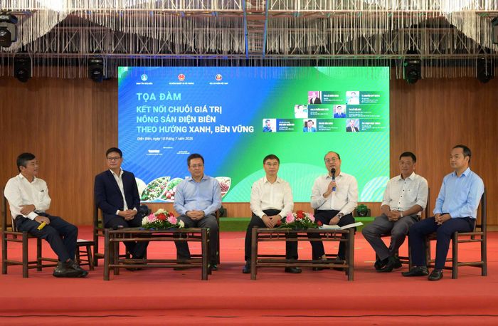 Các chuyên gia và khách mời chia sẻ tại tọa đàm trong khuôn khổ sự kiện. Ảnh Duy Học