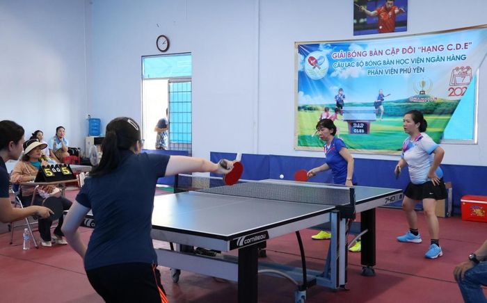 Thi đấu môn bóng bàn giữa các nữ vận động viên.