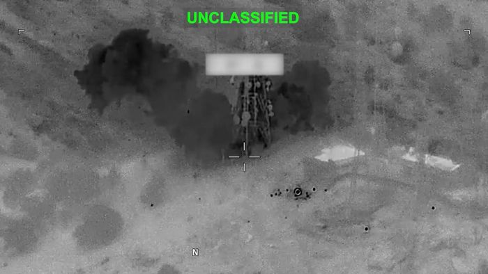 Khói bốc lên từ vụ nổ tại một địa điểm mà CENTCOM cho là các cuộc tấn công nhằm vào Iran. Ảnh: CENTCOM.