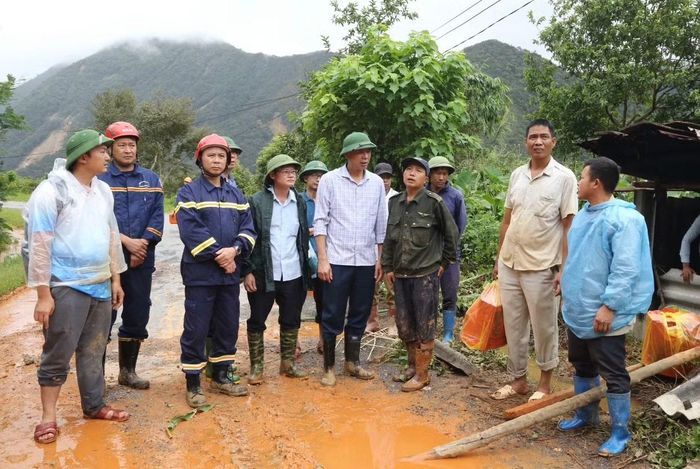 Đoàn công tác UBND tỉnh Sơn La thăm hỏi động viên gia đình bị thiệt hại do mưa lũ.