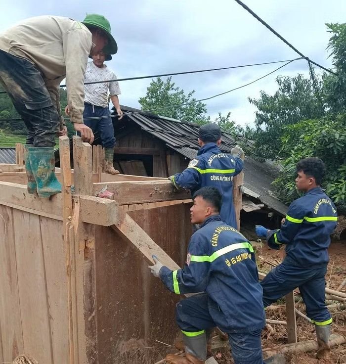 CBCS Công an tỉnh Sơn La hỗ trợ dựng lại nhà cho người dân.